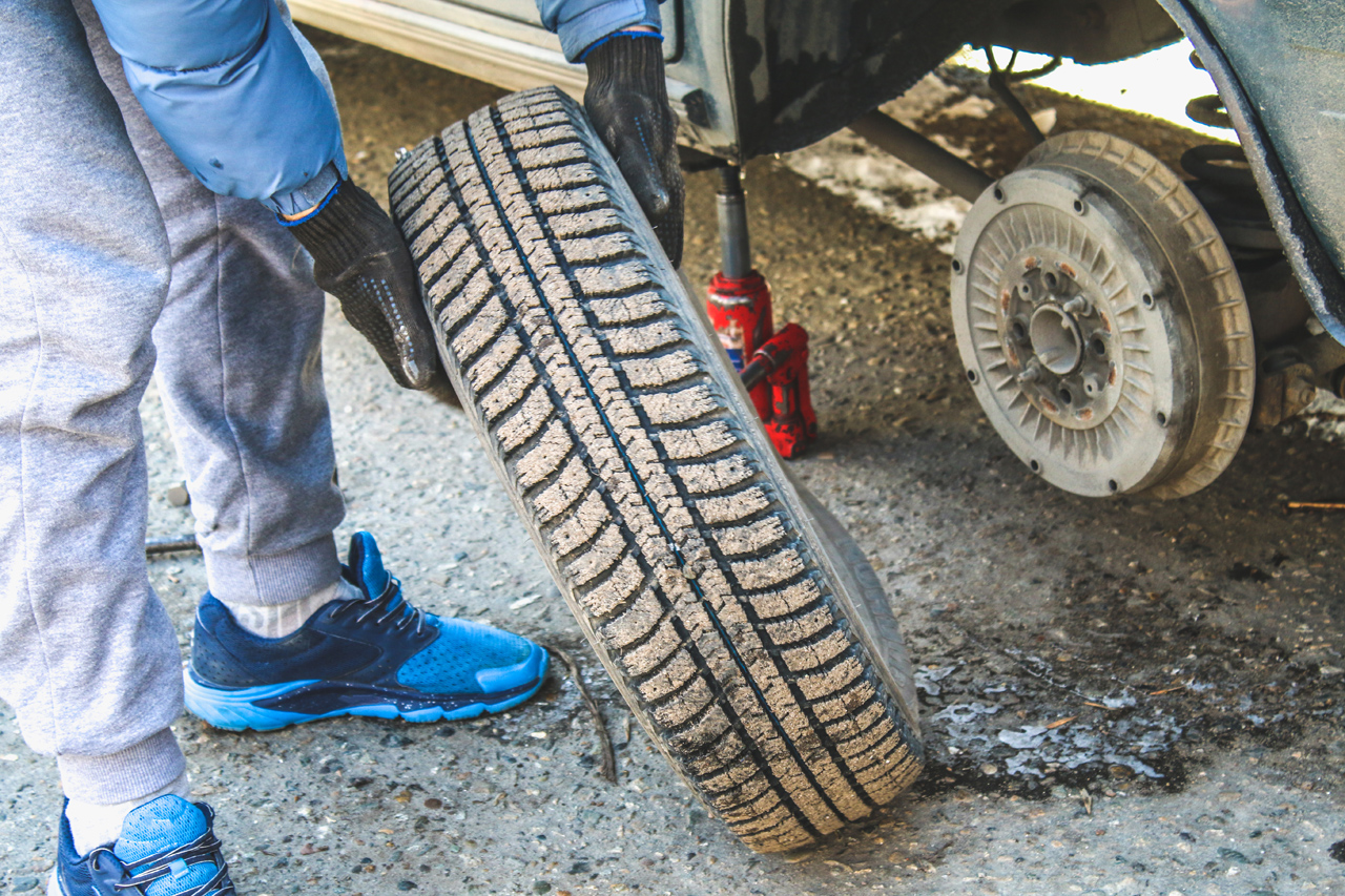 Replacing Flat Tire Service on Truck