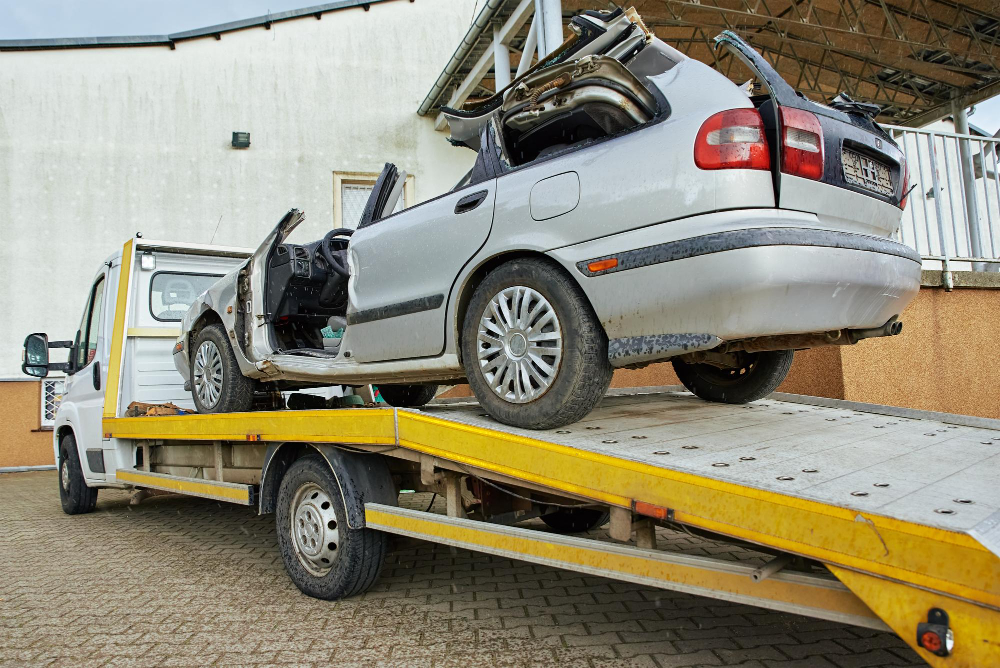 Read more about the article When To Use A Flatbed Tow Truck: A Guide To Towing Your Vehicle Safely